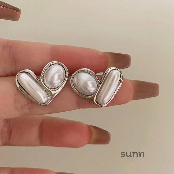 Kynslee Retro Pearl Heart Earrings [FKAT0MY8]