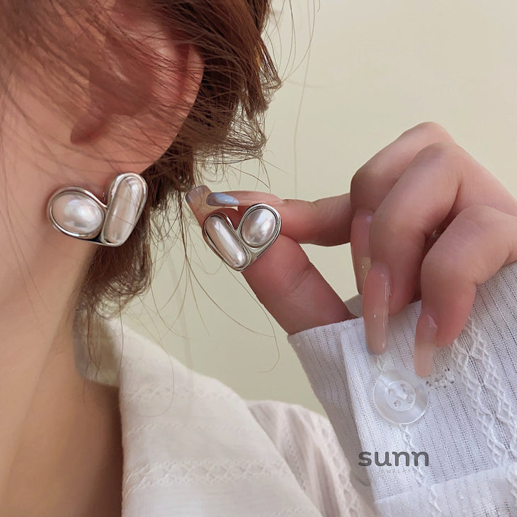 Kynslee Retro Pearl Heart Earrings [OOMVRFIT]