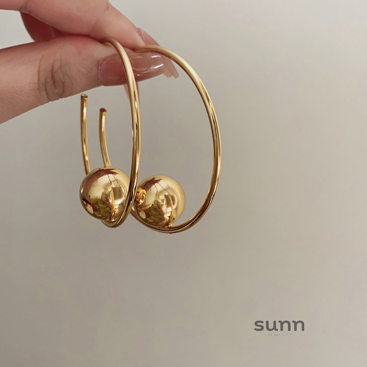 Kynsleigh Metal Ball Drop Earrings [BE7AXJNF]
