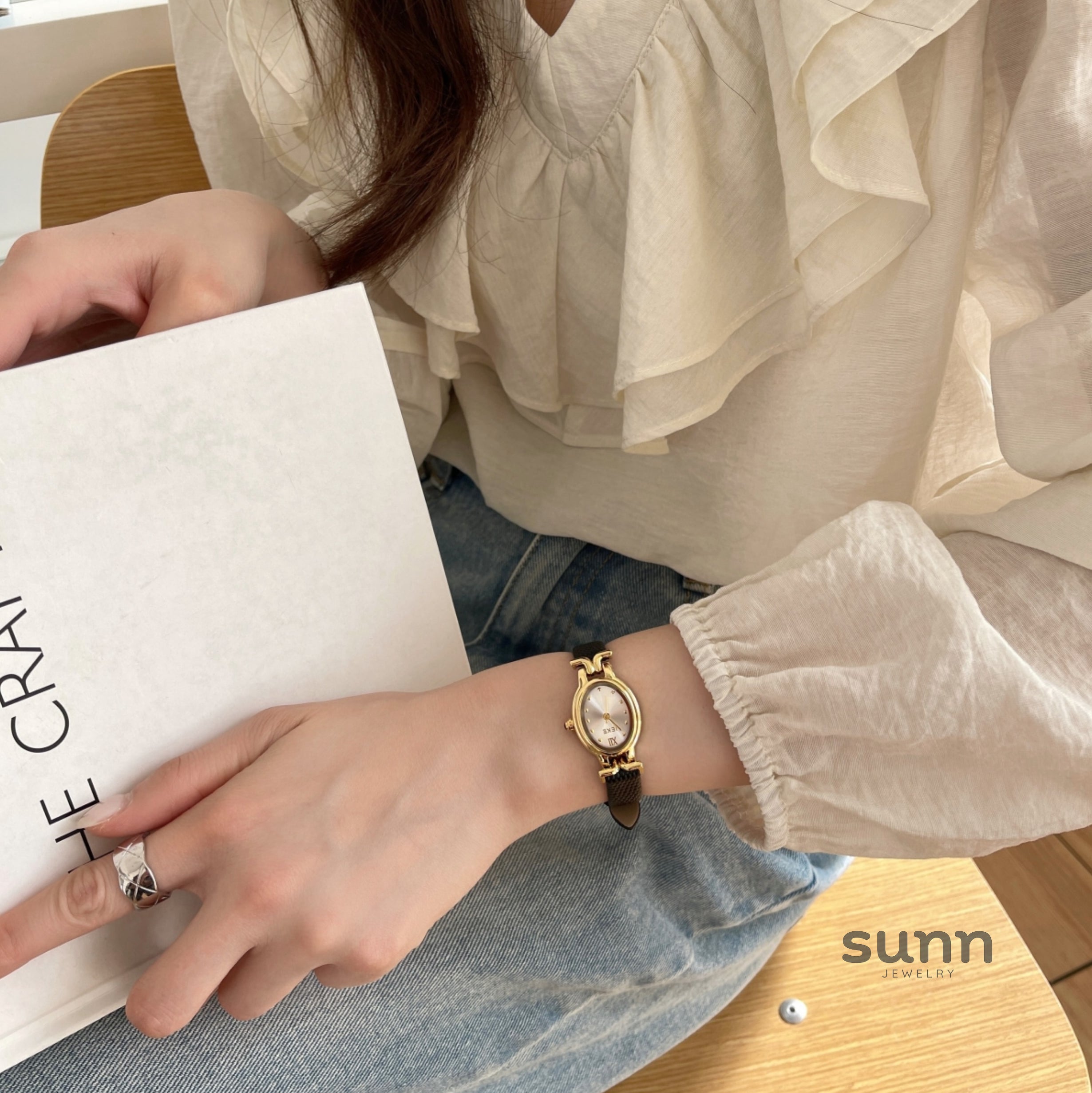 Kynslie Vintage Oval Watch [IT1SA6N0]