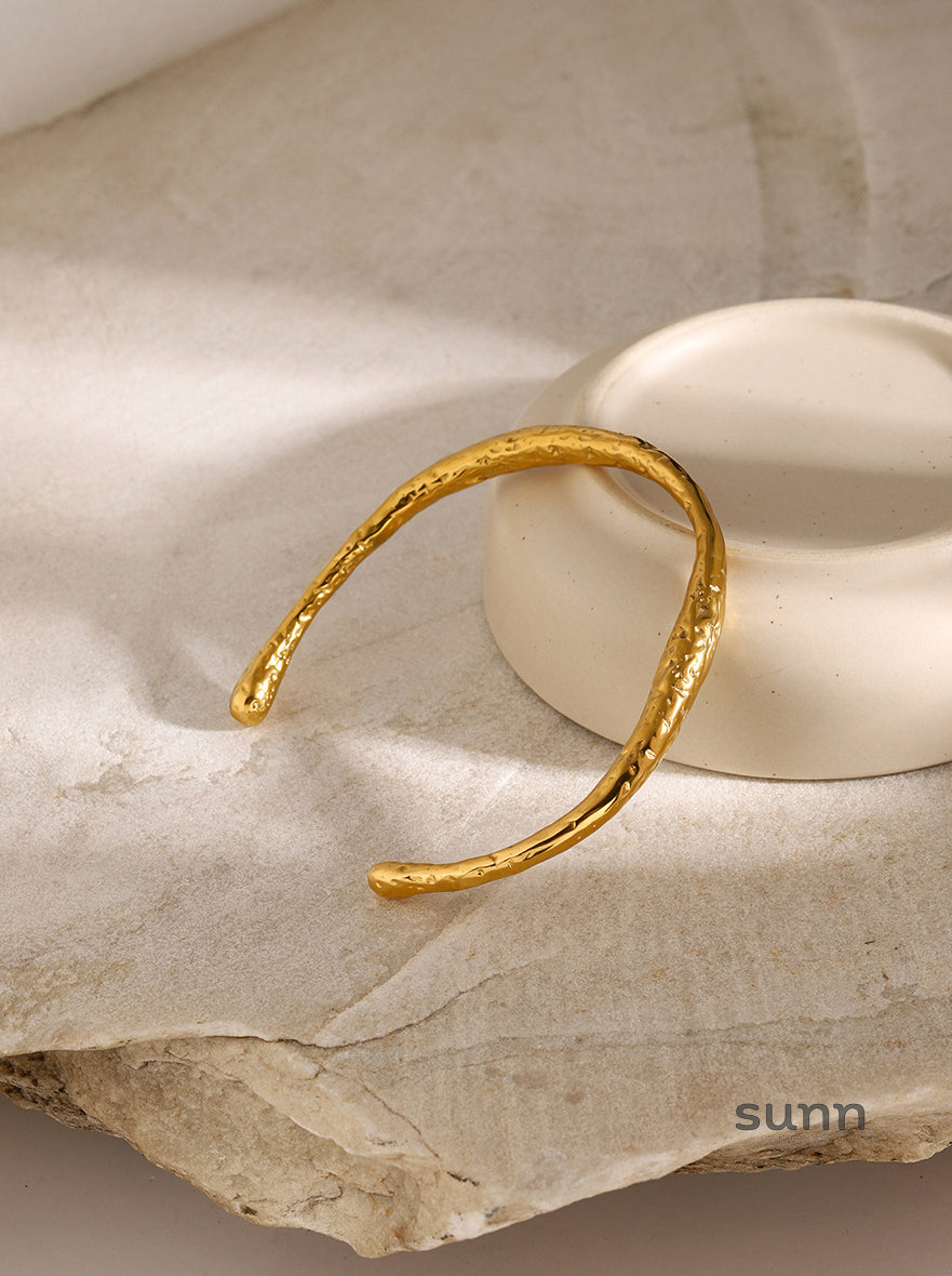 Kynzlee Textured Cuff Bracelet [SVQN035Q]