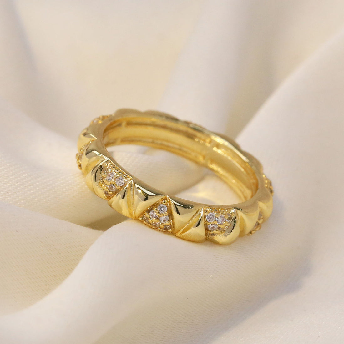 Laikyn Geometric Triangle Ring [RMWROW1U]