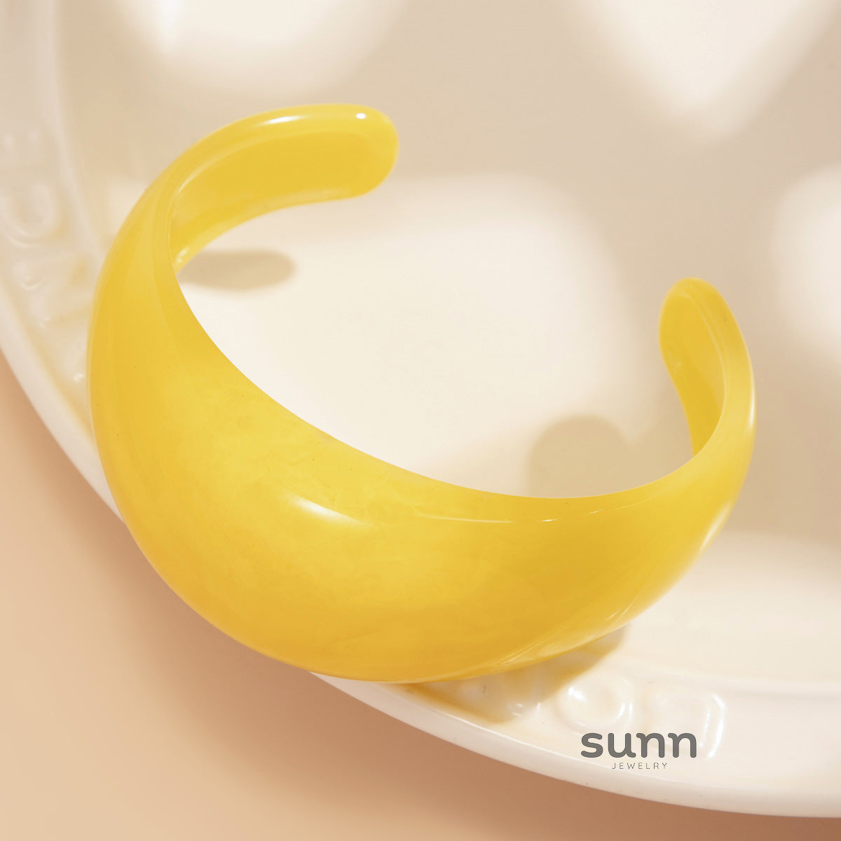 Lainie Curved Resin Bangle [RQJ2ZZTZ]