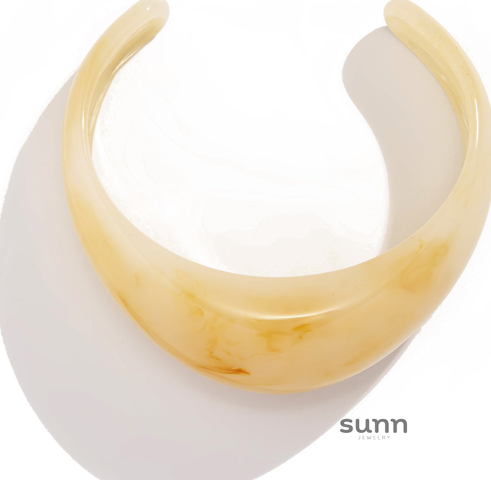 Lainie Curved Resin Bangle [XV6D1WAX]