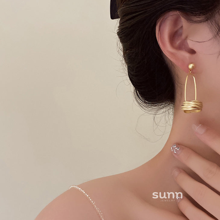 Landon Matte Gold Statement Earrings [UDL9D9WW]
