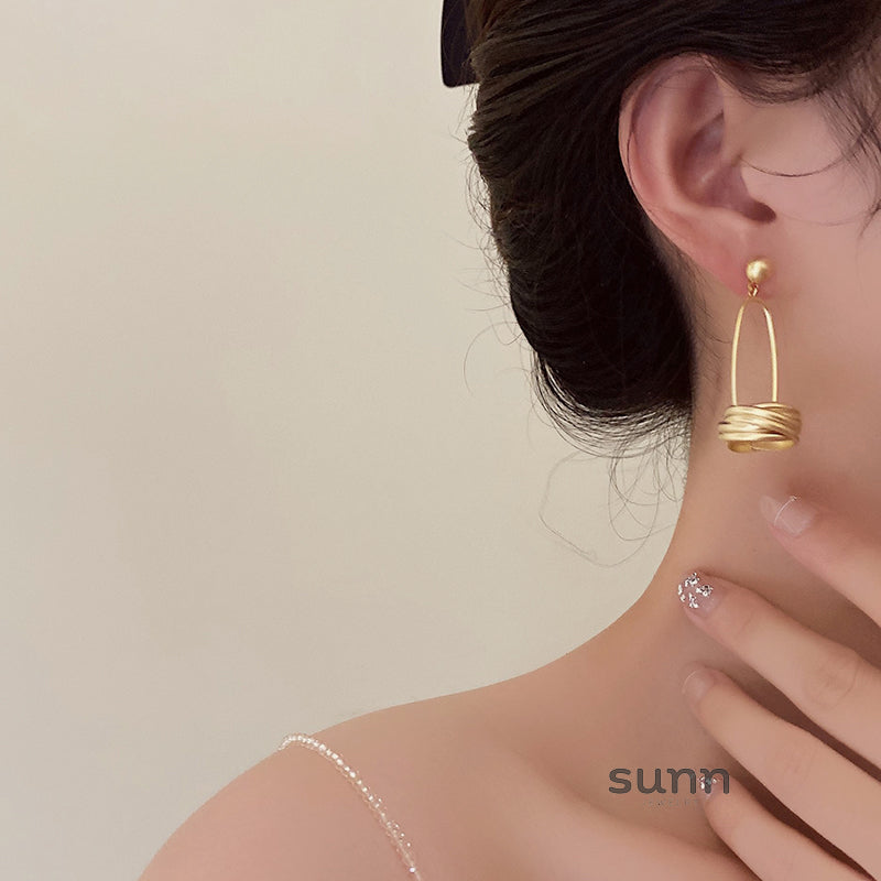 Landon Matte Gold Statement Earrings [SXKK6P6H]