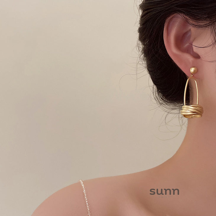 Landon Matte Gold Statement Earrings [QEVB9QBM]