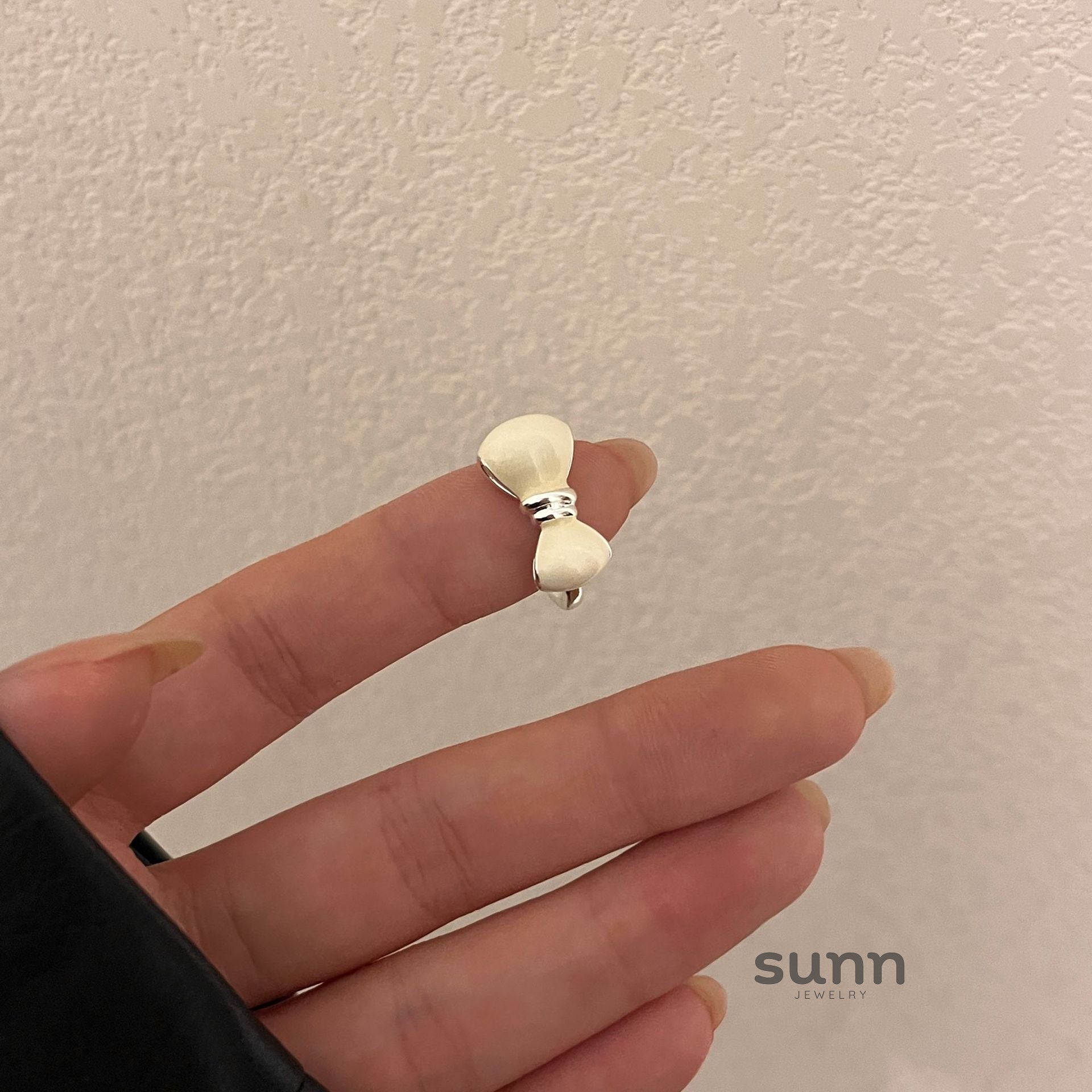 Landri Glazed Bow Stacking Ring [MUE5DZ8D]