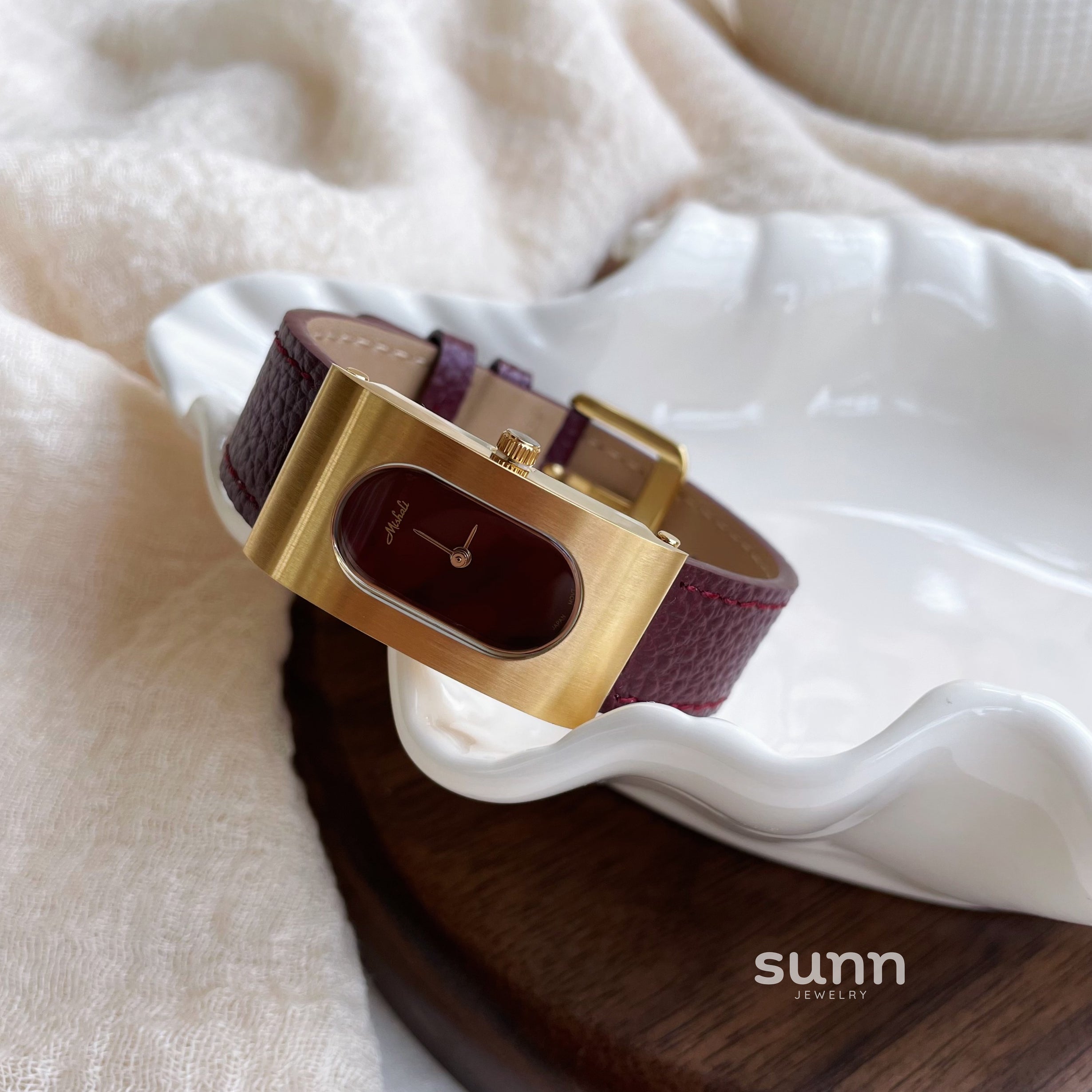 Lani Vintage Rectangular Leather Watch [NBQVTMSC]