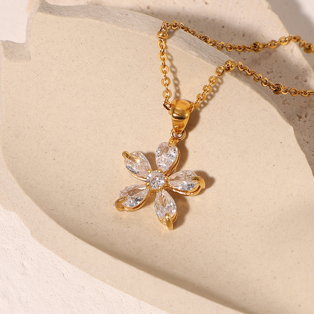 Lanora Zircon Flower Necklace [N1JFEIOI]