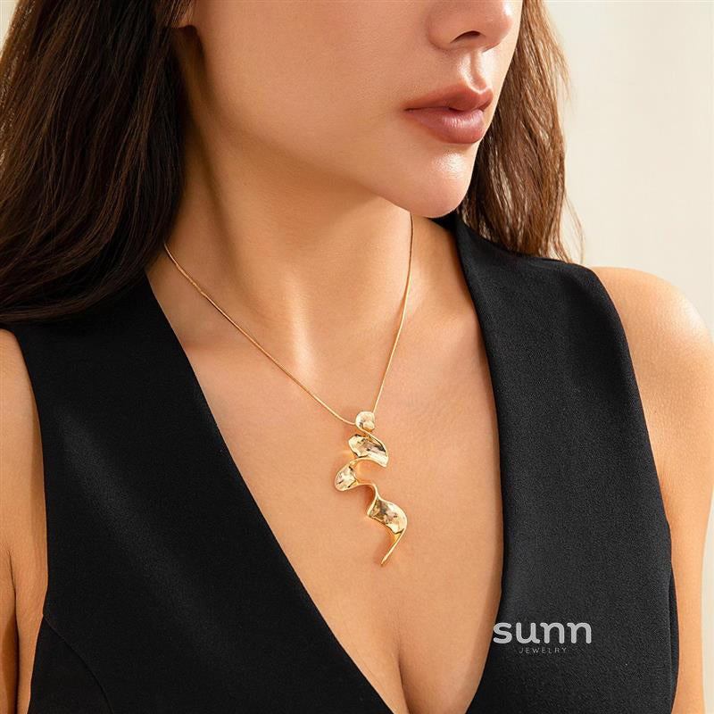 Laurel Twisted Liquid Necklace [MW63GXUI]