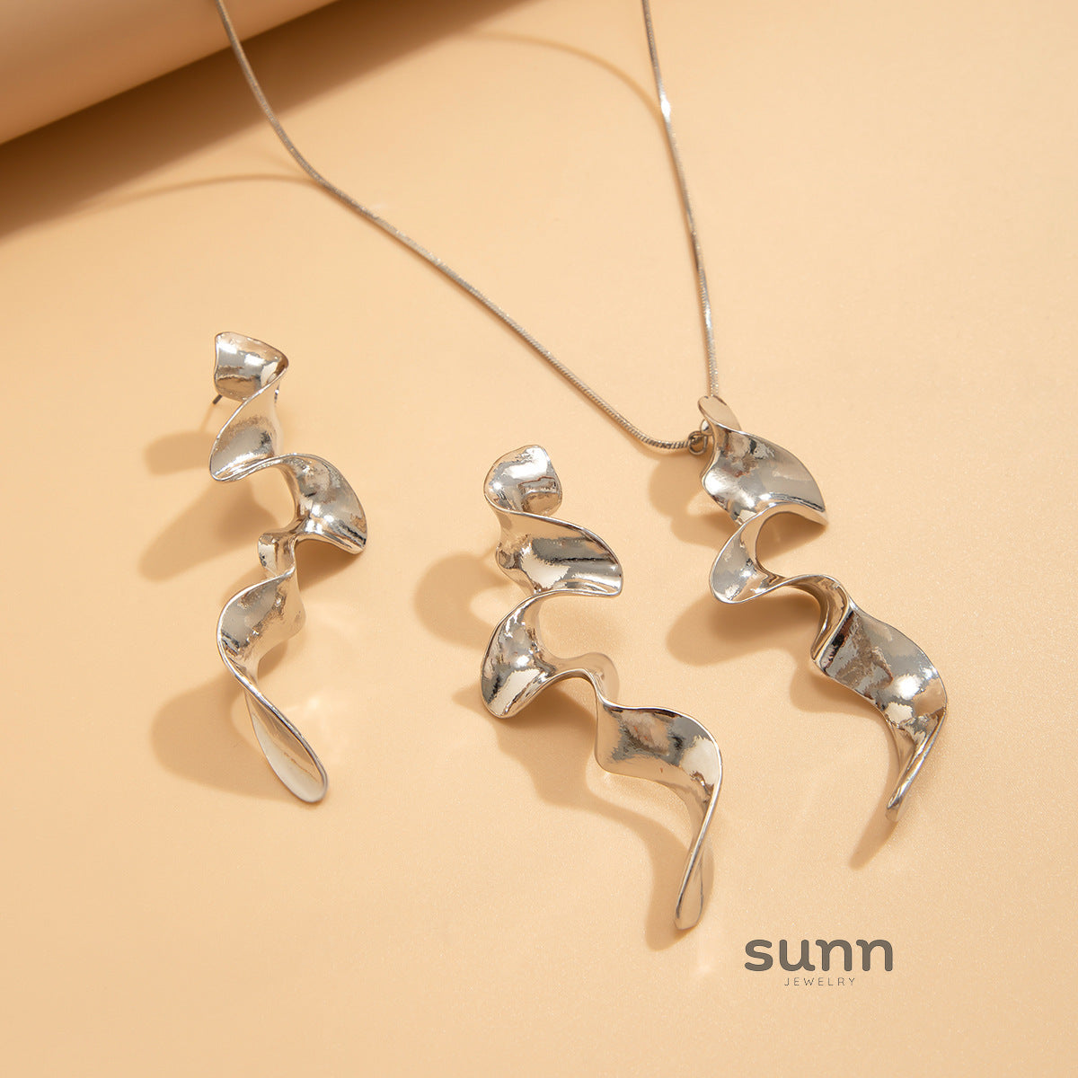 Laurel Twisted Liquid Necklace [P74F76GO]