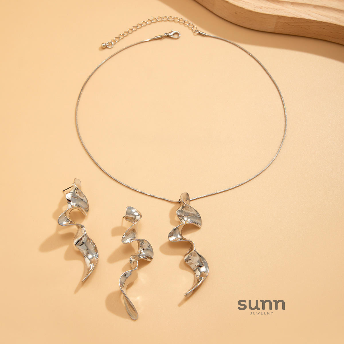 Laurel Twisted Liquid Necklace [GGKC5IWK]