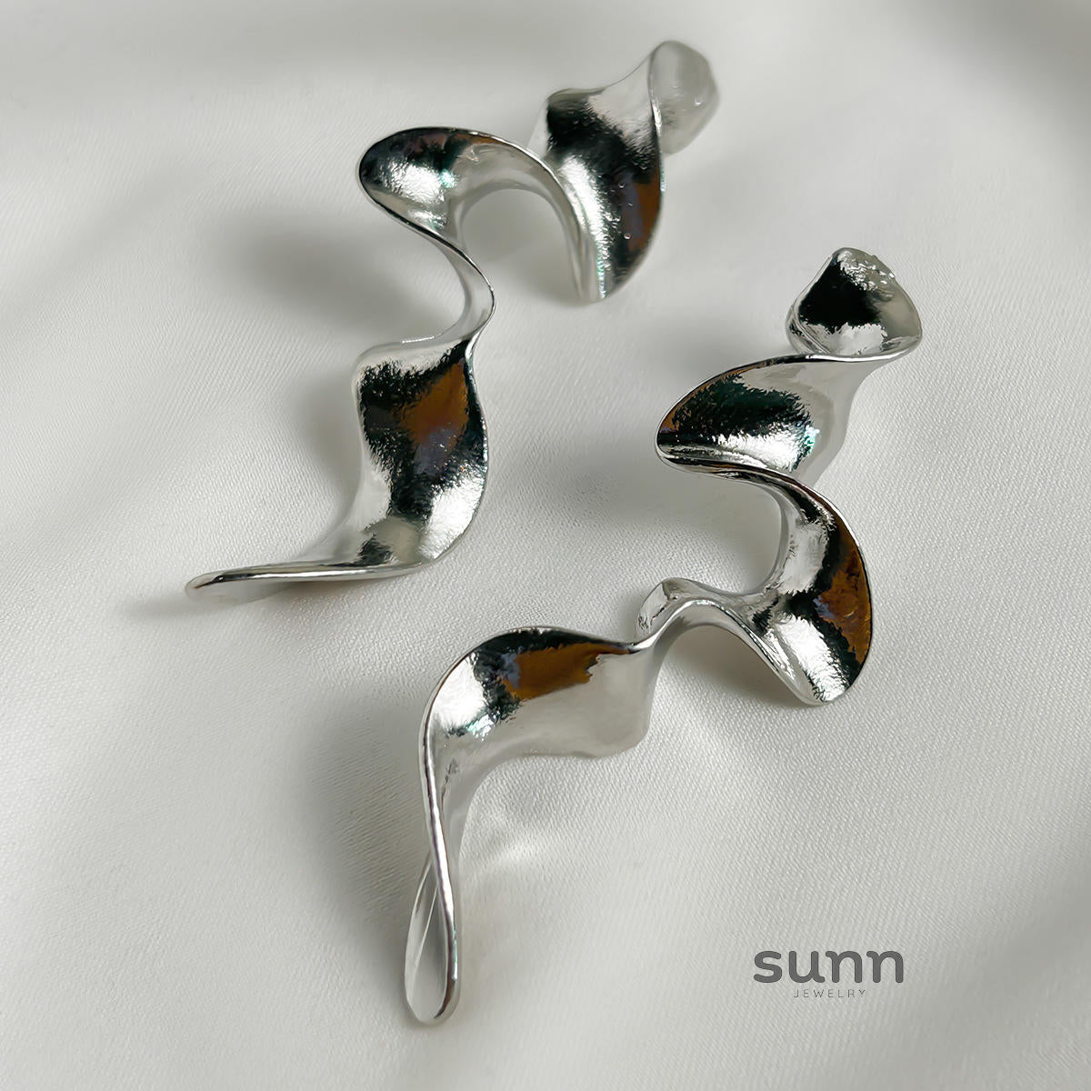 Laurel Twisted Liquid Necklace [7NBKYNQN]