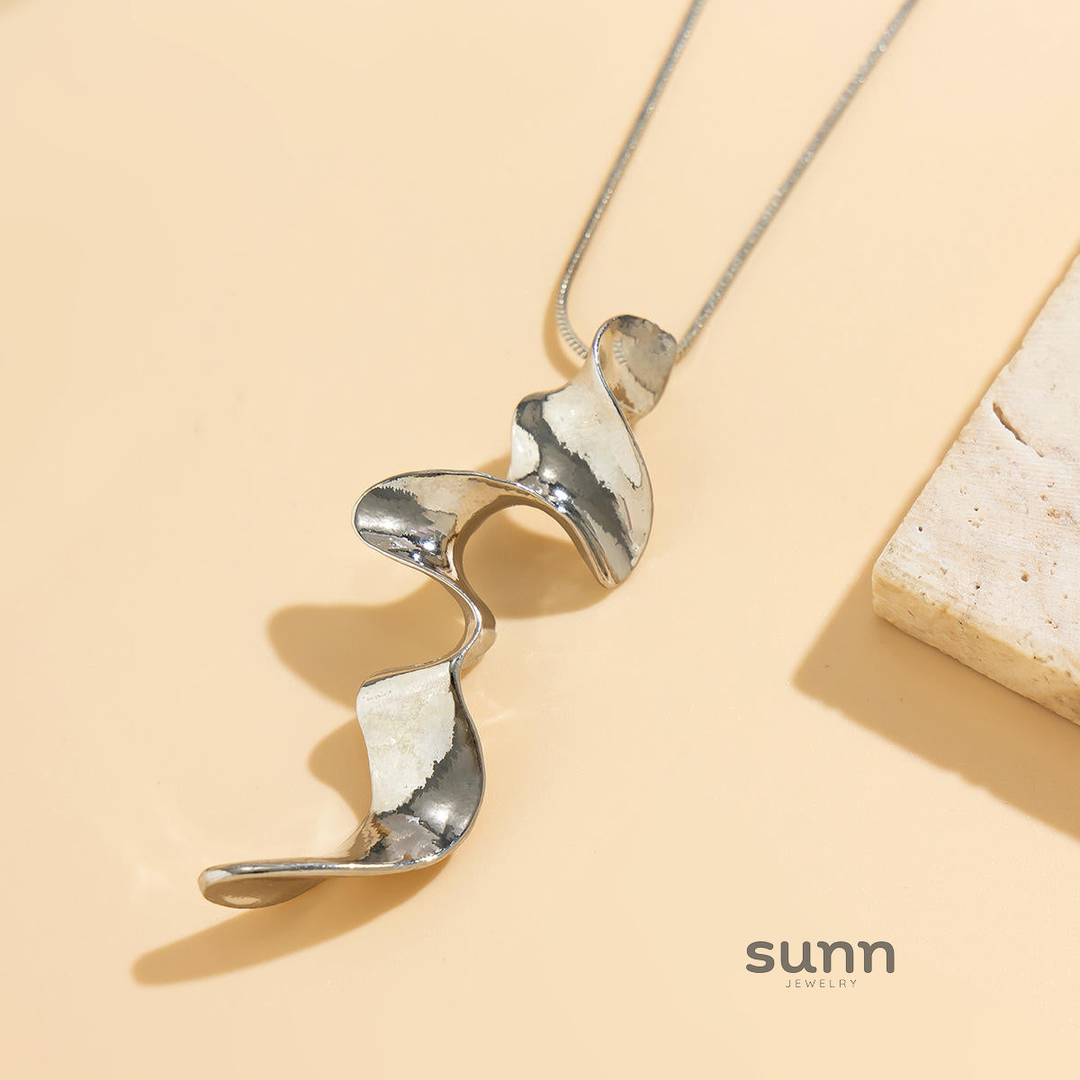 Laurel Twisted Liquid Necklace [SQ25LVUF]
