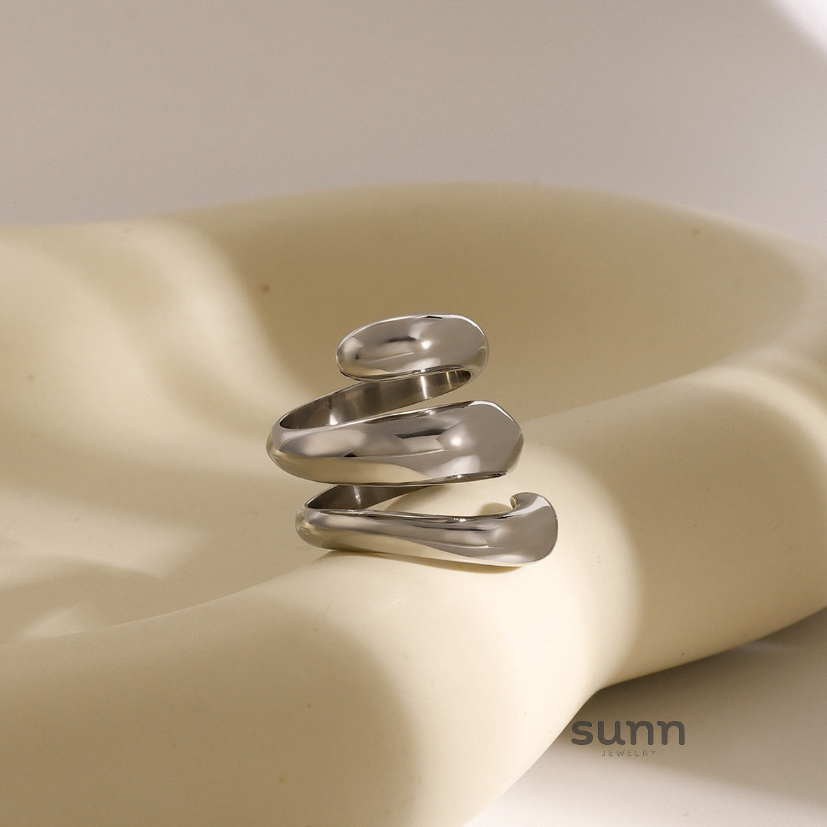 Laurynn Fluid Triple Band Ring [XAM2XDDC]