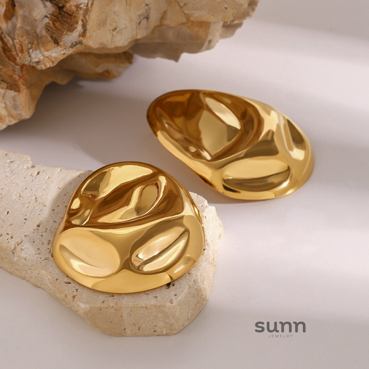 Lea Hammered Gold Hoop Earrings [KNRIN94Y]