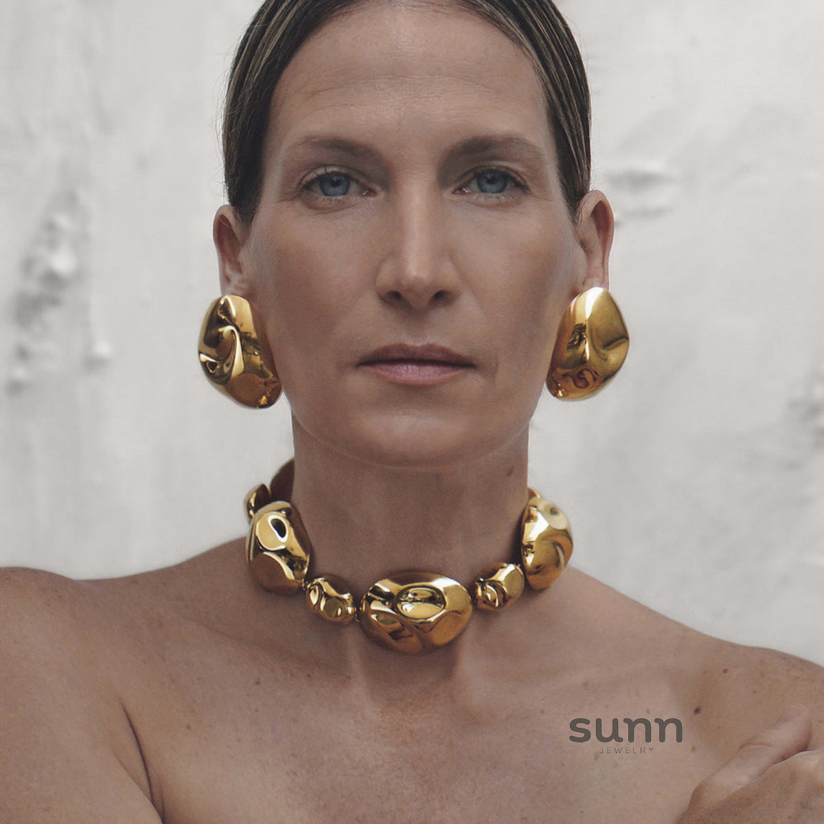 Lea Hammered Gold Hoop Earrings [J3UFVEMB]