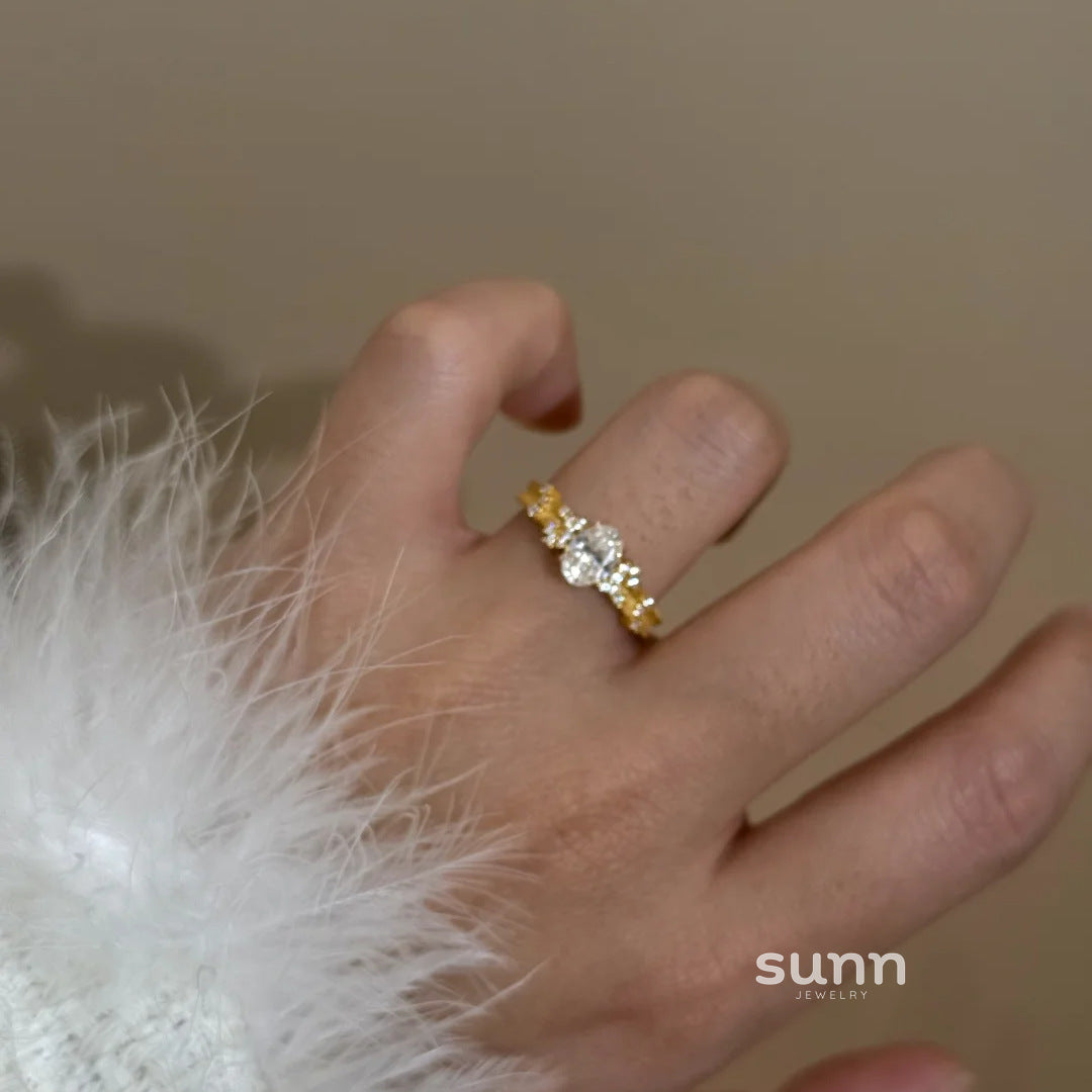 Leeah Ice Flower Oval Ring [5NKJC8NA]