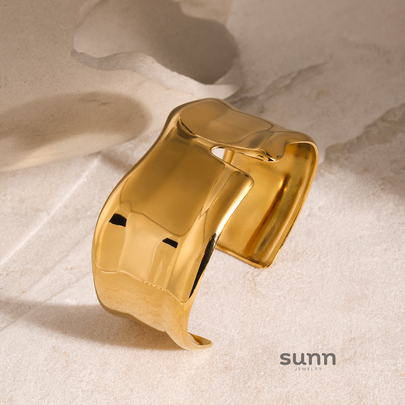Leilah Gold Wide Cuff Bracelet [5AIVWYWH]