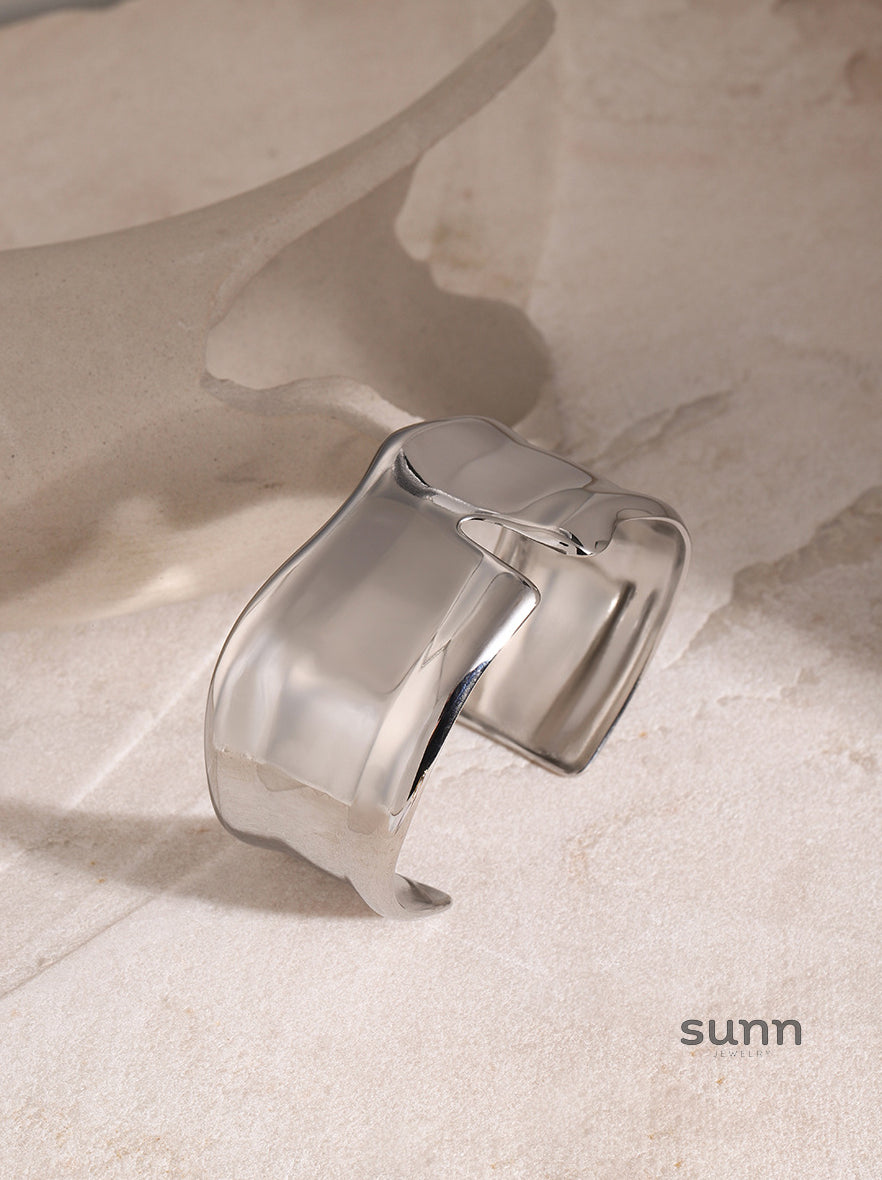 Leilah Gold Wide Cuff Bracelet [NPKXD5DF]