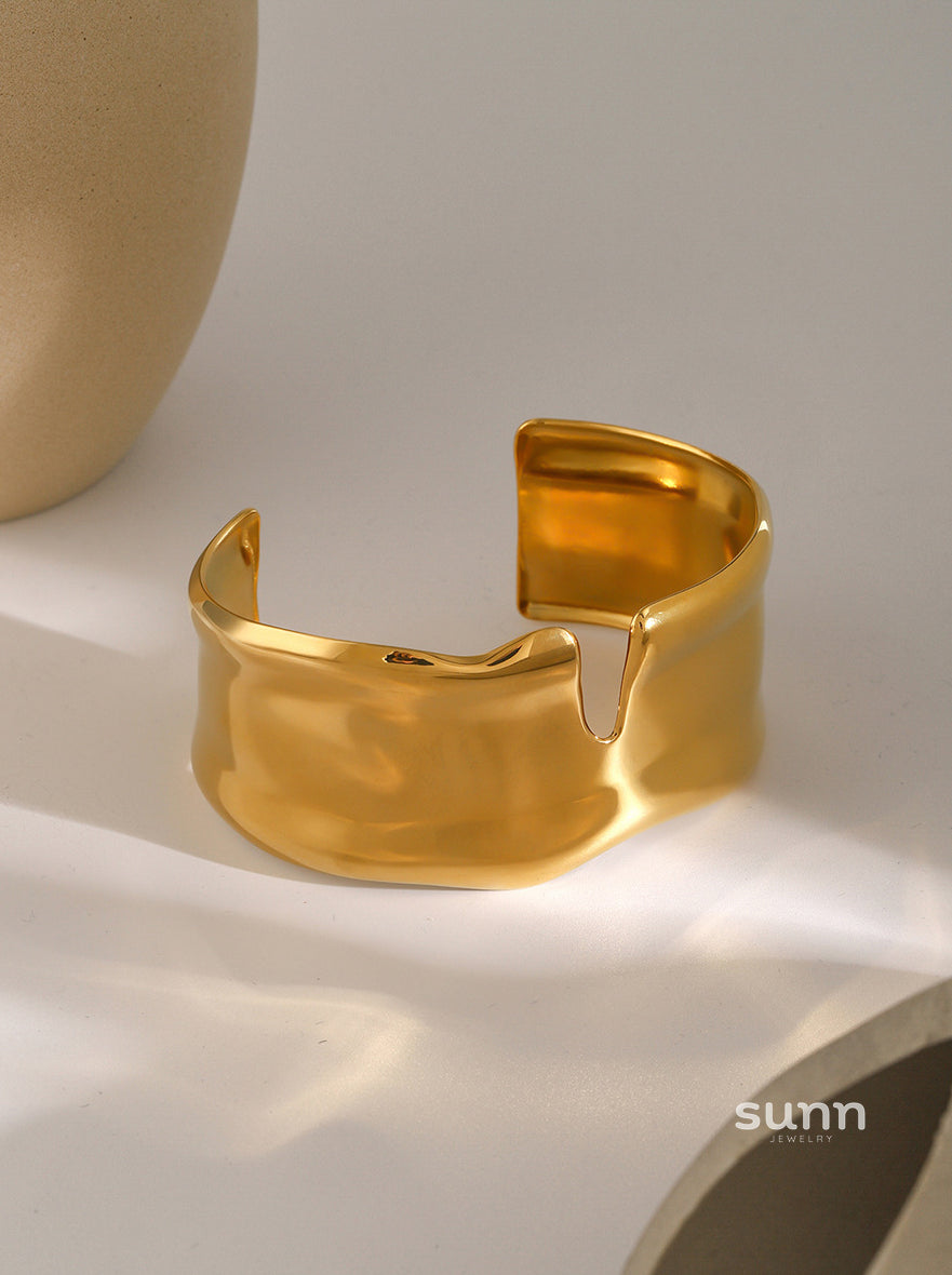 Leilah Gold Wide Cuff Bracelet [OO0S3KA9]