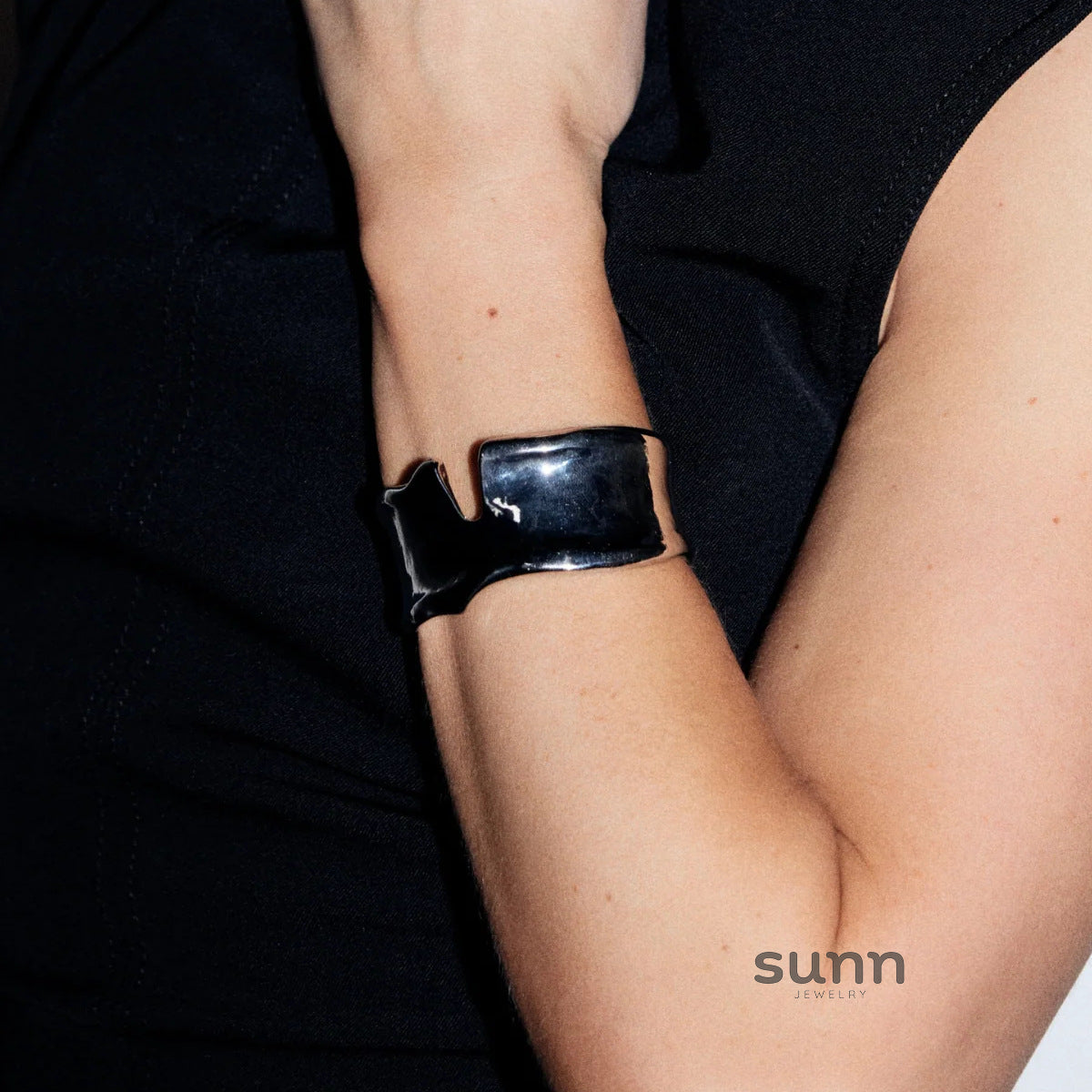 Leilah Gold Wide Cuff Bracelet [IS8U804L]
