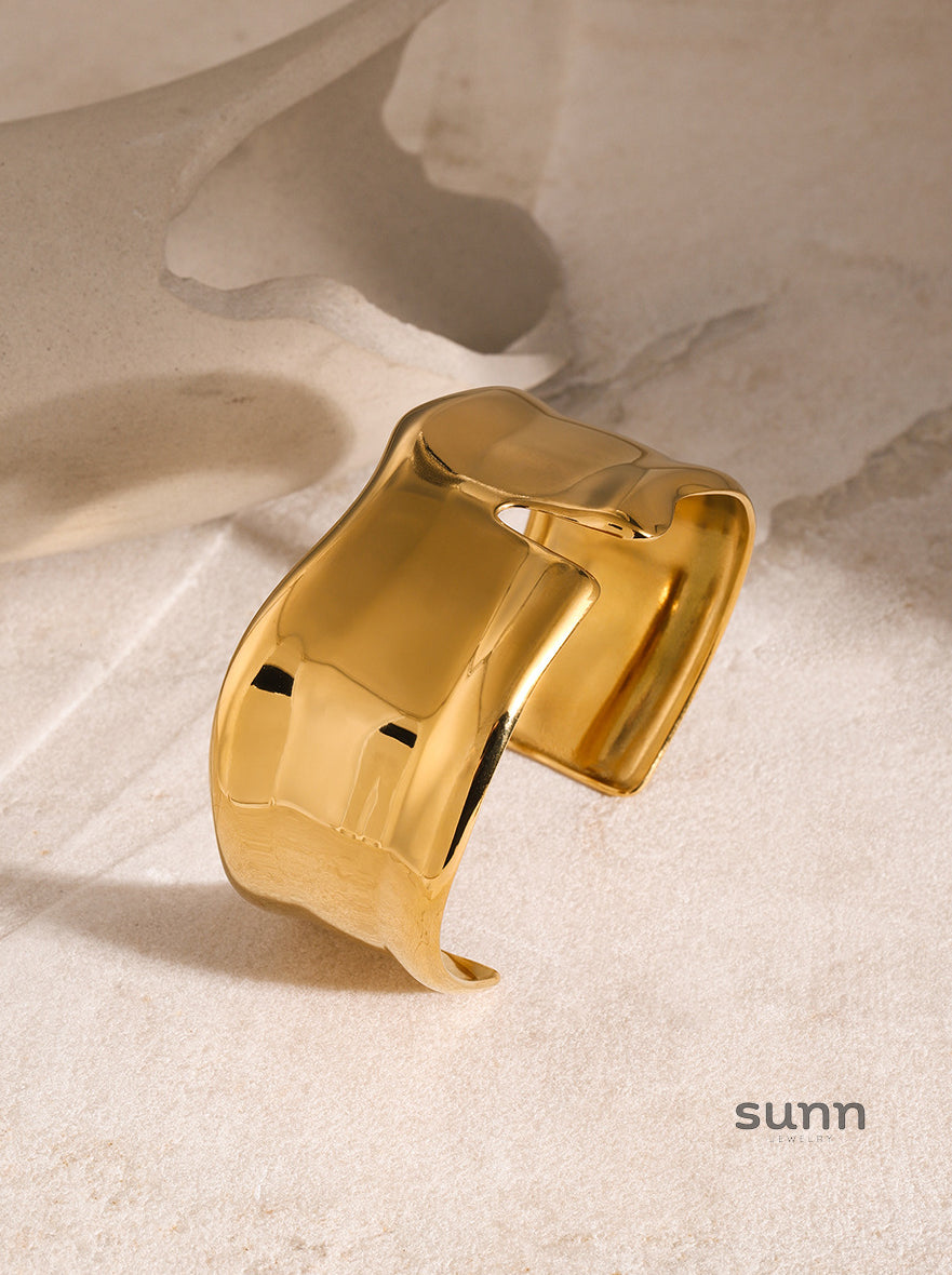 Leilah Gold Wide Cuff Bracelet [YBIPAVX0]