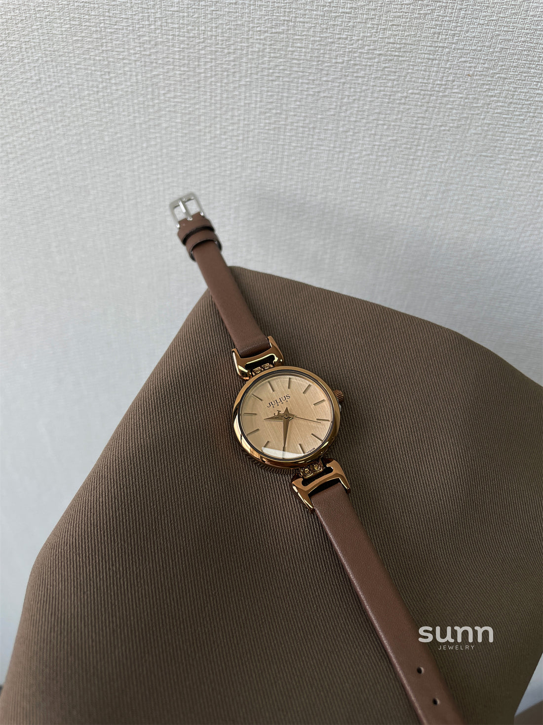 Lesley Classic Leather Watch [06AD8X7A]