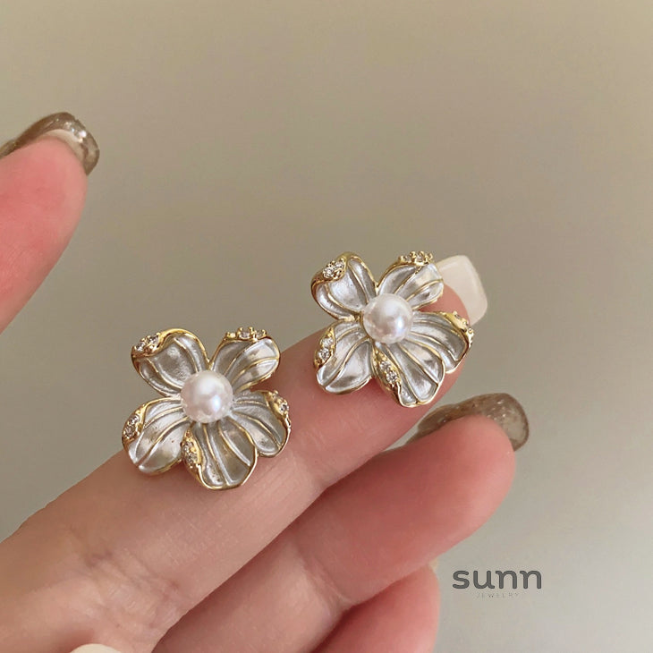 Leticia Pearl Blossom Studs [OPSY4YDJ]