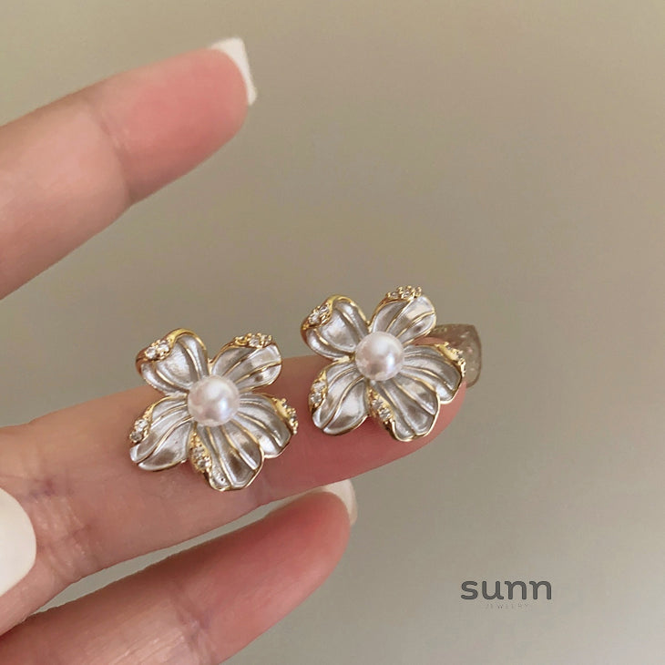 Leticia Pearl Blossom Studs [XWLXET8Z]
