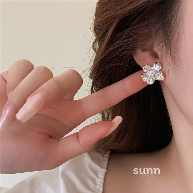 Leticia Pearl Blossom Studs [0QTDWWI2]
