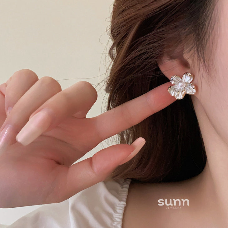 Leticia Pearl Blossom Studs [3WY4GTZU]