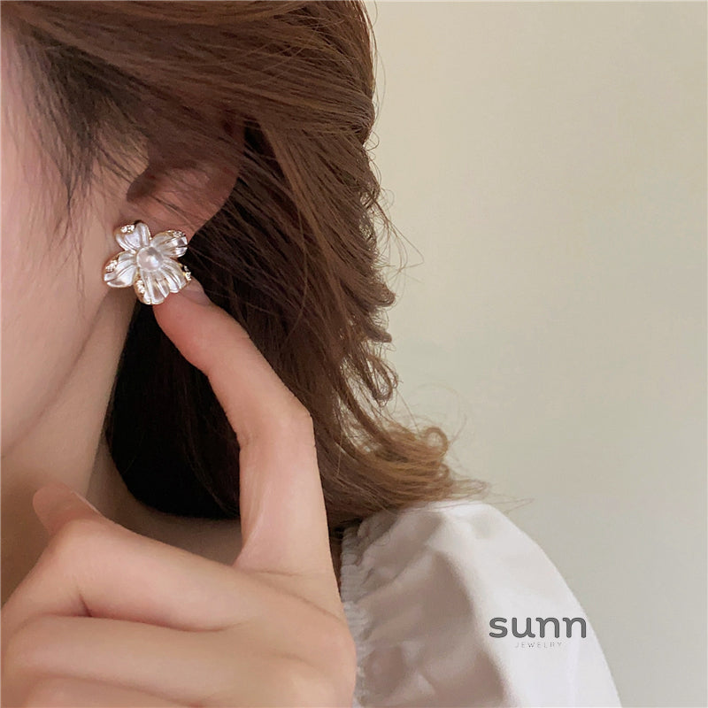 Leticia Pearl Blossom Studs [8C8VAJ5G]