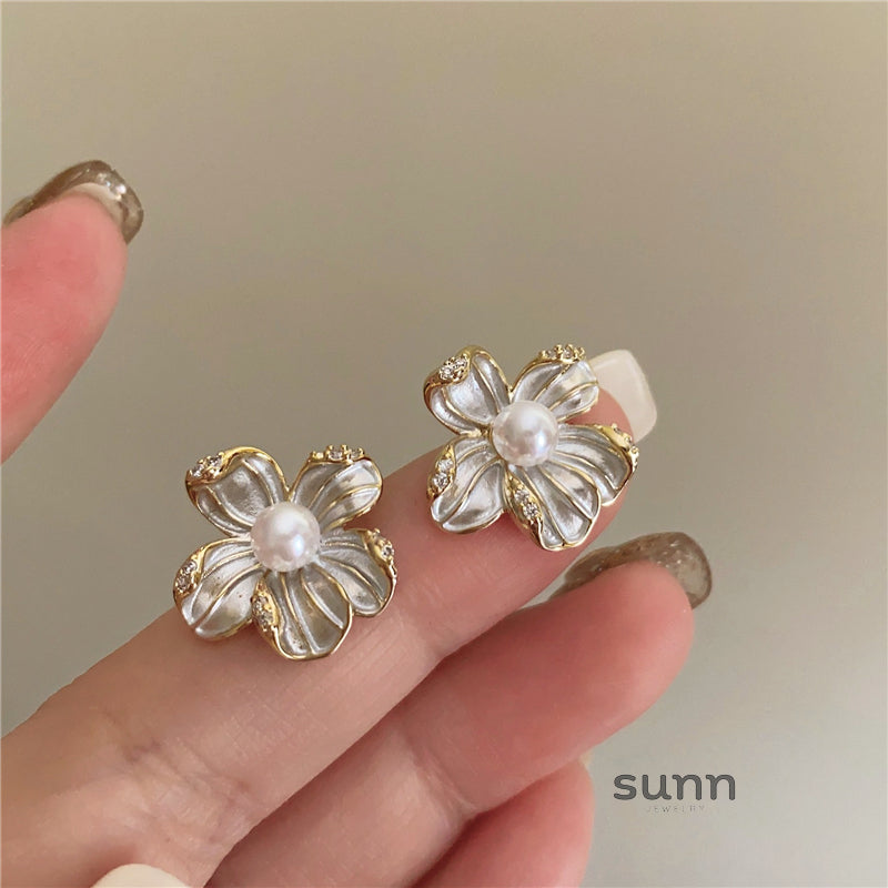 Leticia Pearl Blossom Studs [DCSLMMG1]