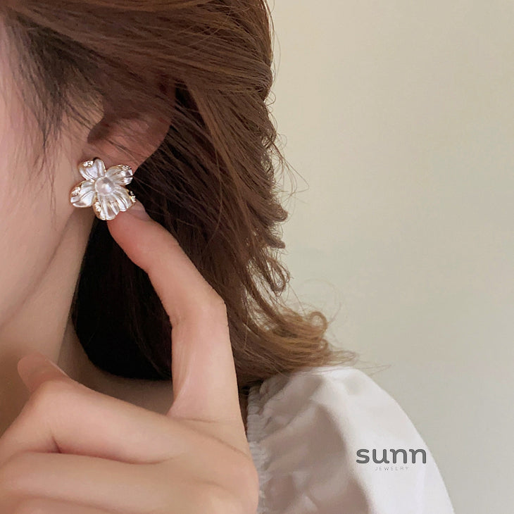Leticia Pearl Blossom Studs [V7FA0N1T]