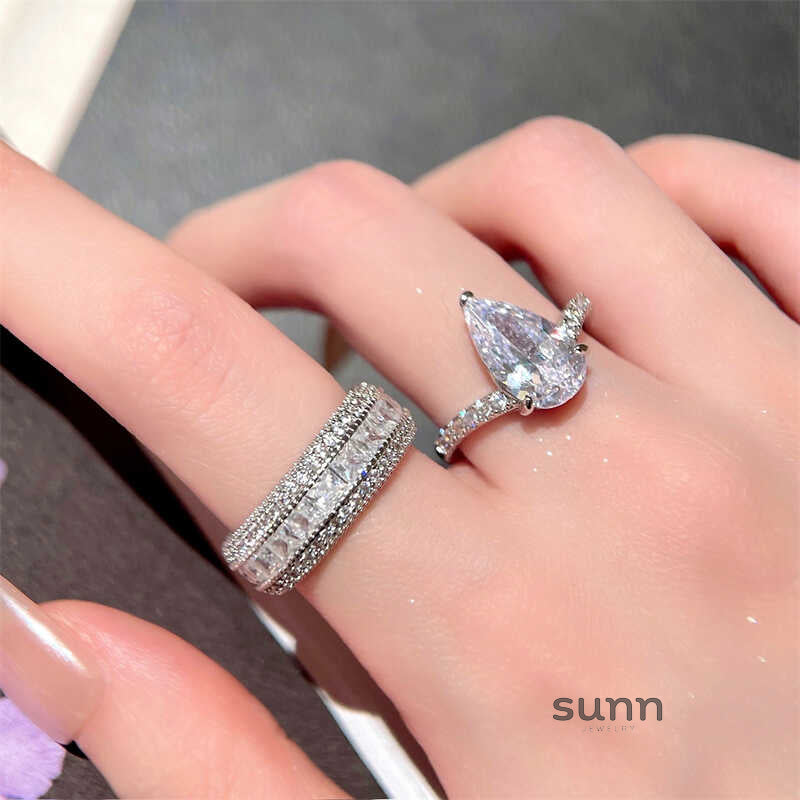 Levi Dazzling Zircon Ring [I256JS7K]