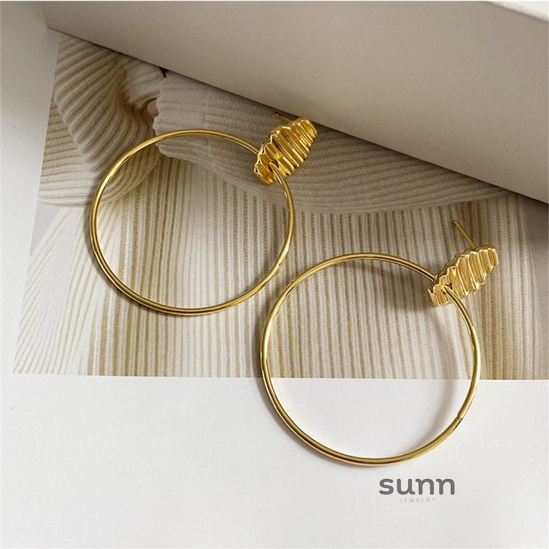 Leya Sculptural Hoop Earrings [G1N8RX2F]