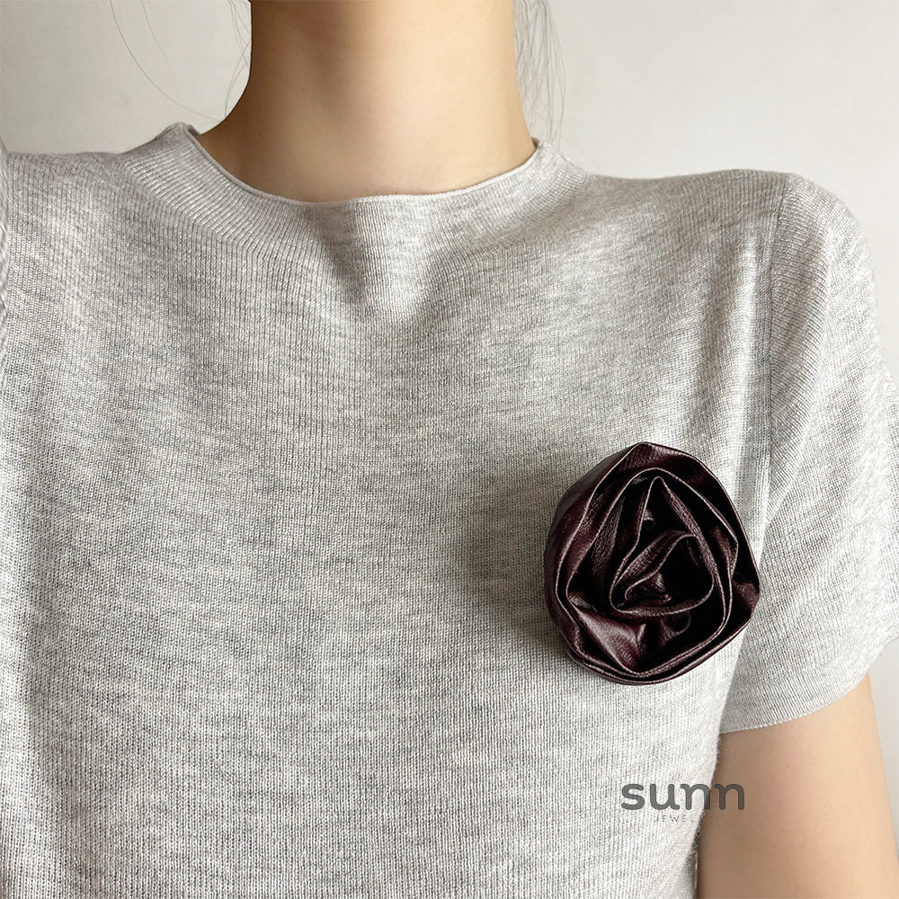 Liba Sculpted Leather Rose Brooch [VPIOKBHC]