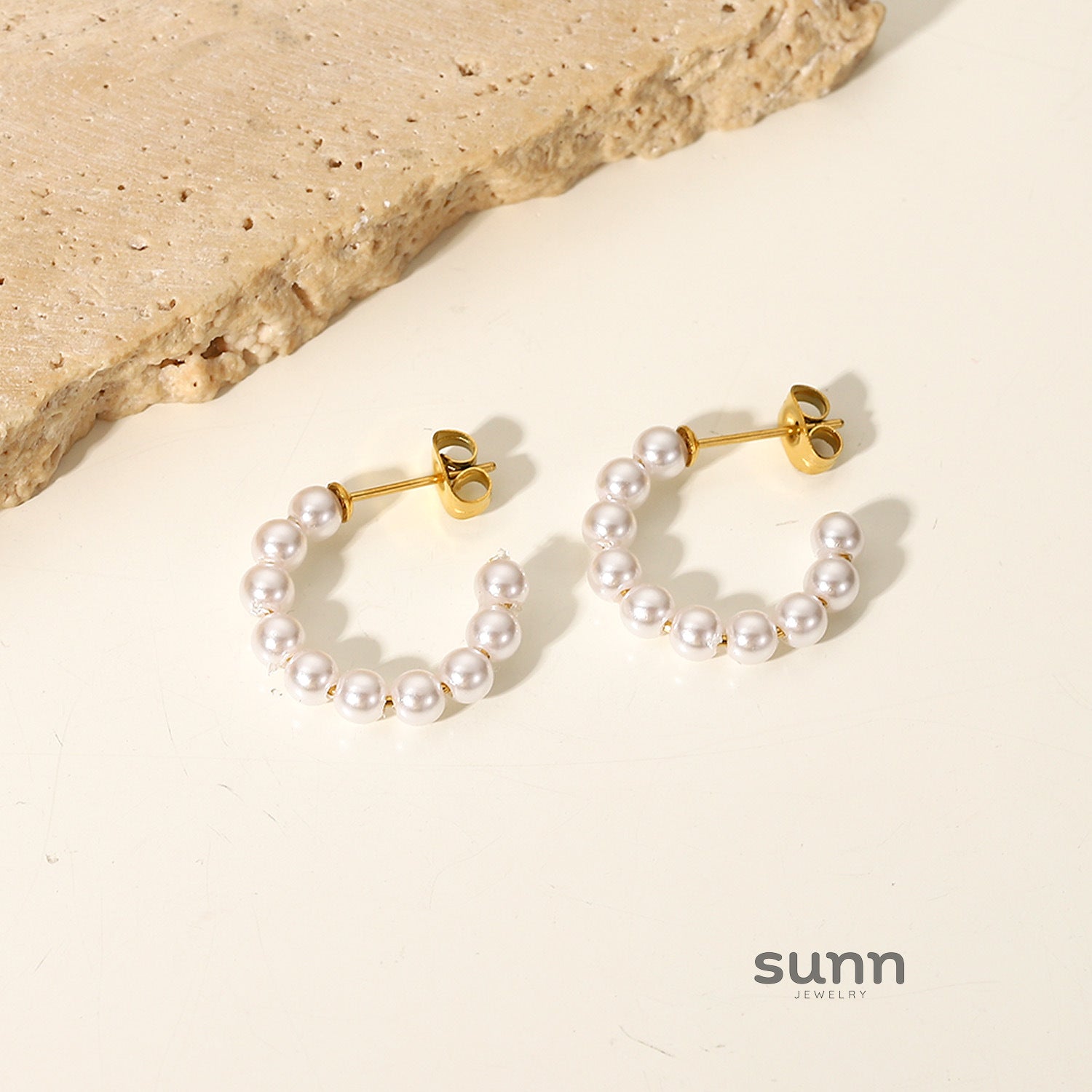 Lilly Gold Pearl C-Hoop Earrings [63IRXBYR]