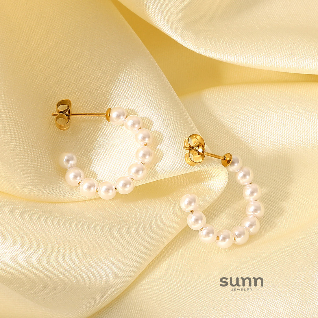Lilly Gold Pearl C-Hoop Earrings [VAX9HIGQ]