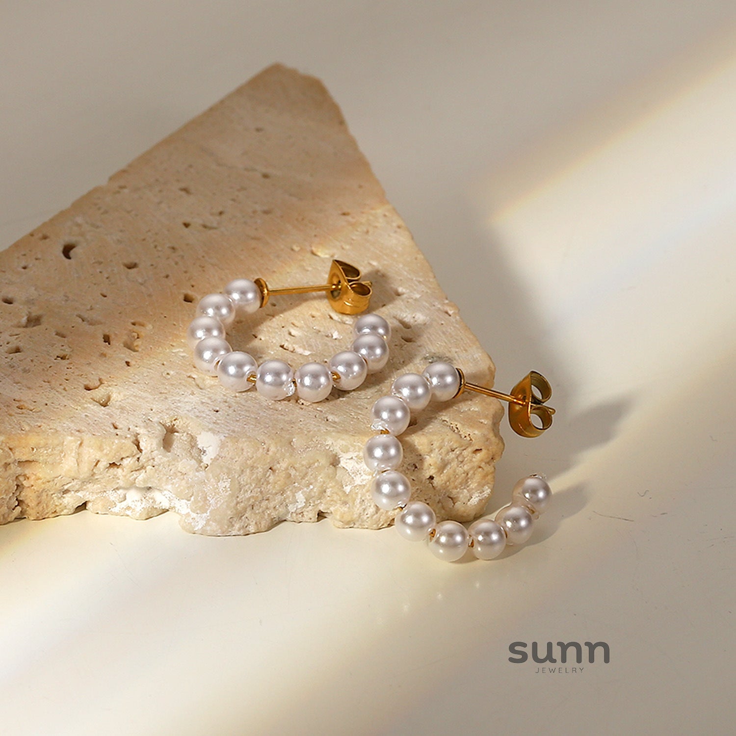 Lilly Gold Pearl C-Hoop Earrings [6VDZAUW1]