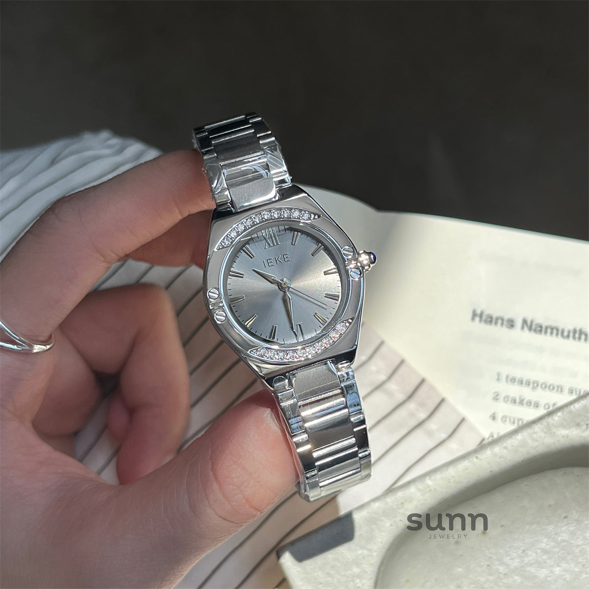 Lily Dazzling Retro Watch [RROENOGD]