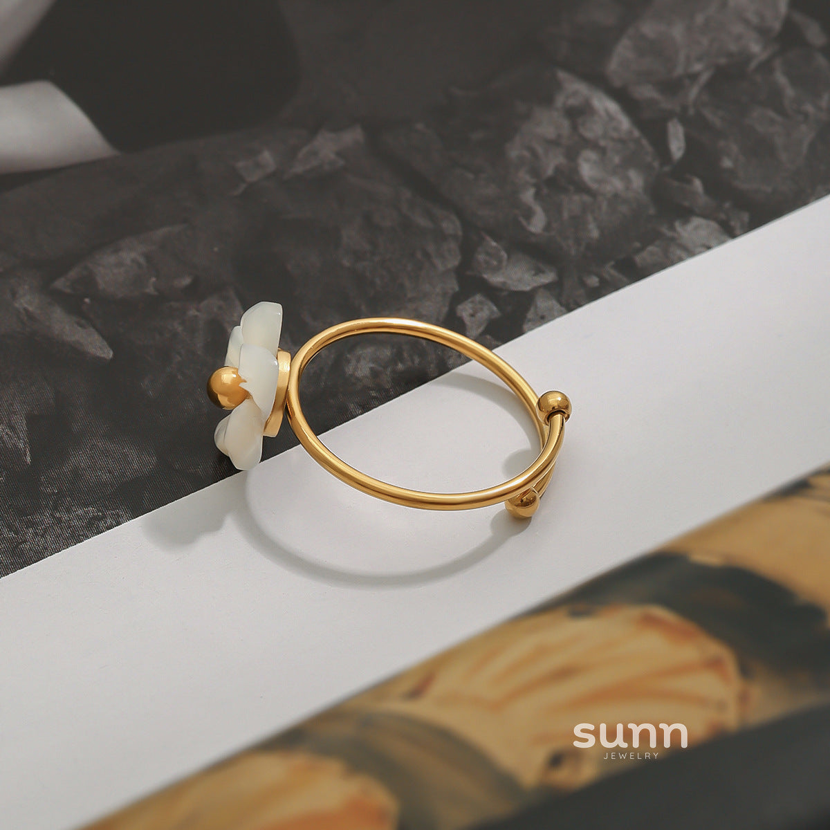 Lilyth Engraved Blossom Ring [VXW12YW6]