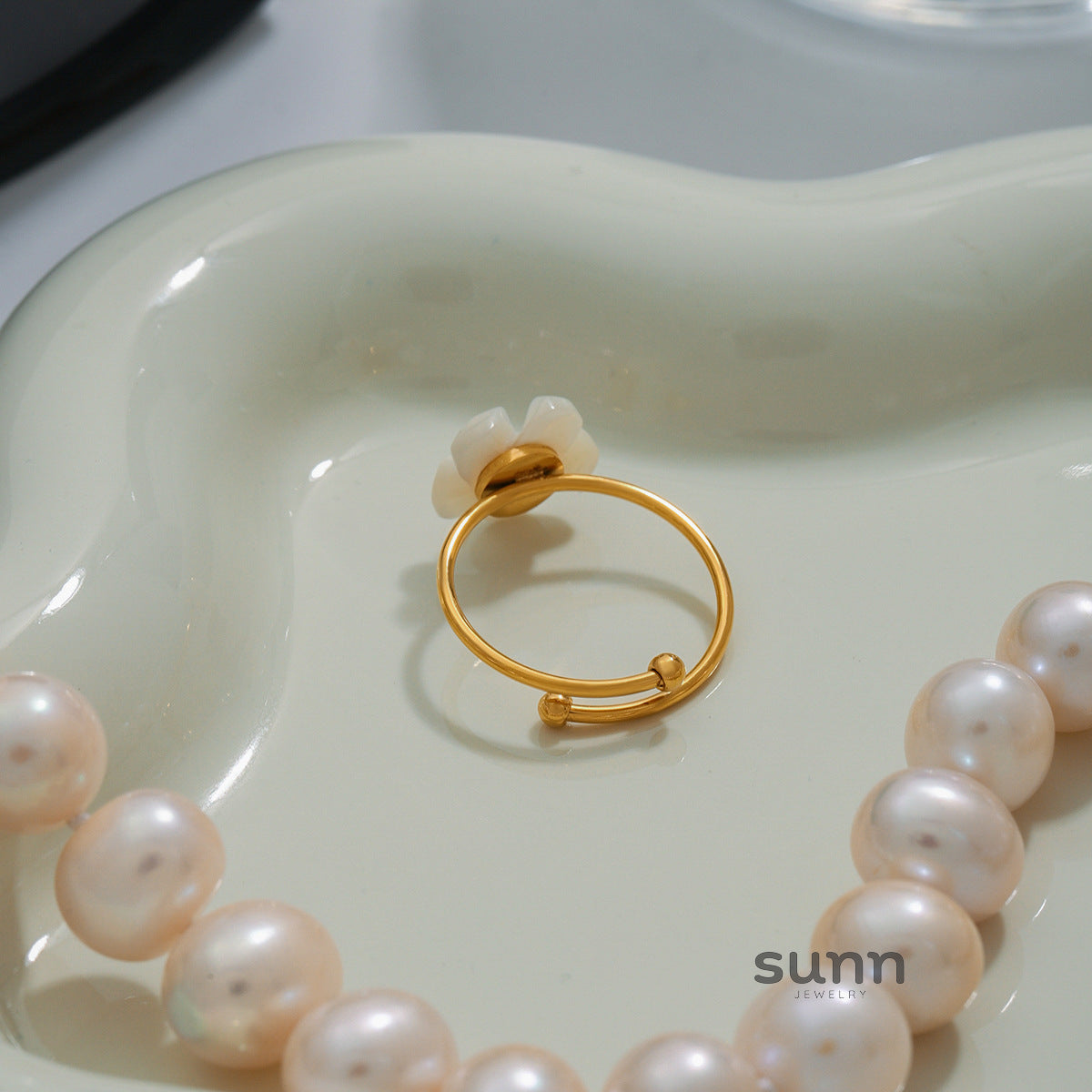 Lilyth Engraved Blossom Ring [L51NIYM2]