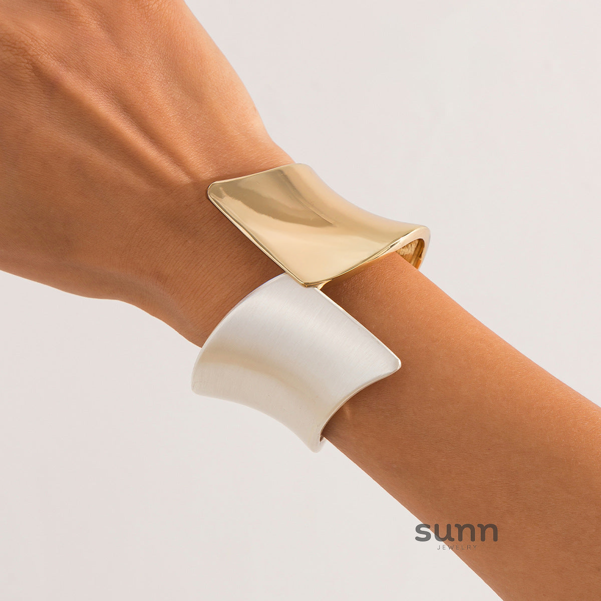 Lilyth Sculpted Cuff Bracelet [WG3LVIC7]