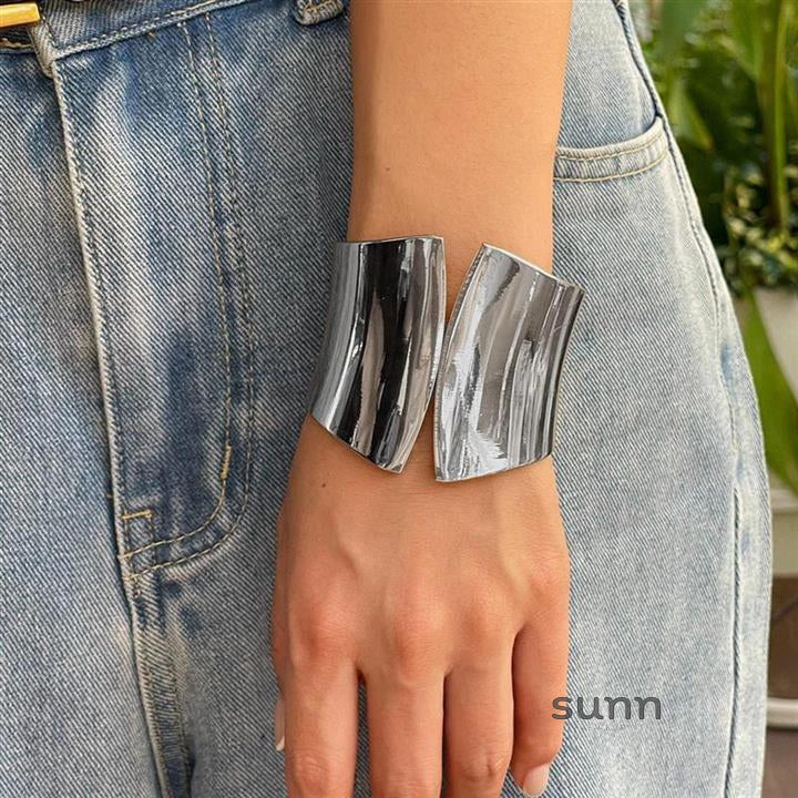 Lilyth Sculpted Cuff Bracelet [EM4X827H]