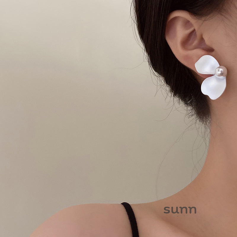 Linnea Vintage Floral Pearl Earrings [EKVRU919]
