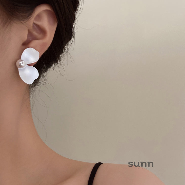 Linnea Vintage Floral Pearl Earrings [TA3W7WS2]