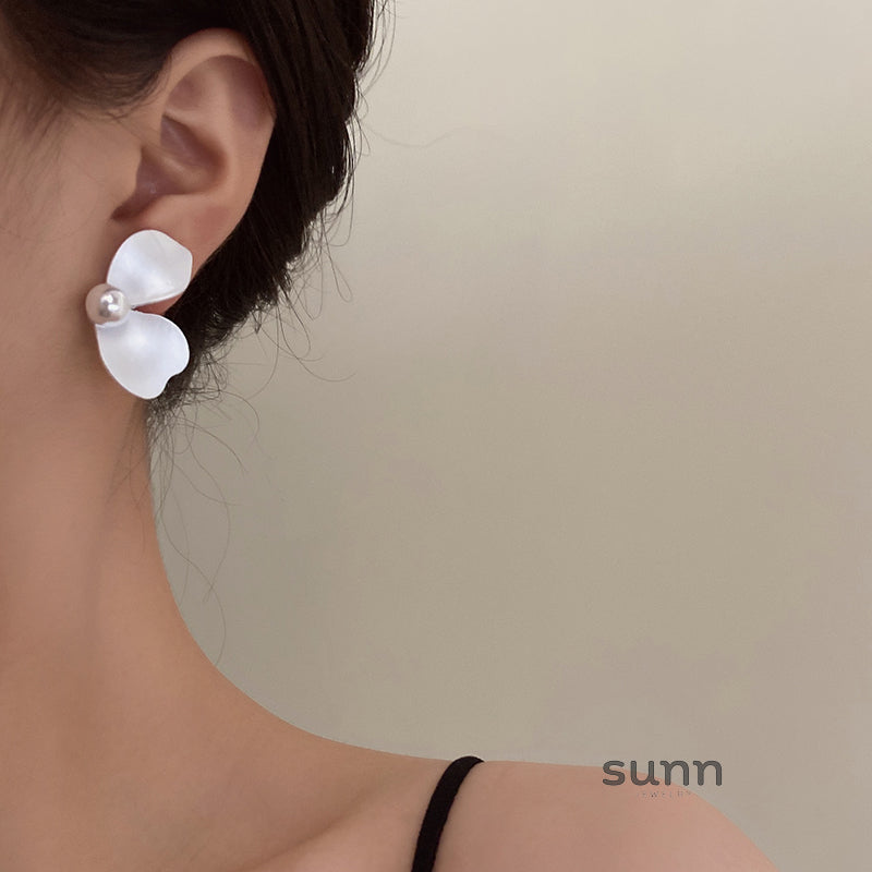 Linnea Vintage Floral Pearl Earrings [785CY0B7]